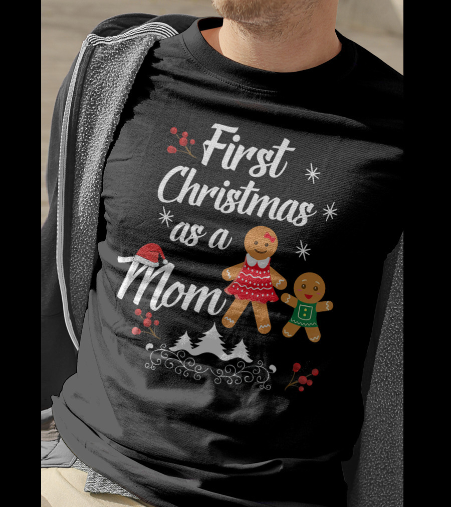 First Christmas As A Mom With Gingerbread Family And Santa Hat T-Shirt