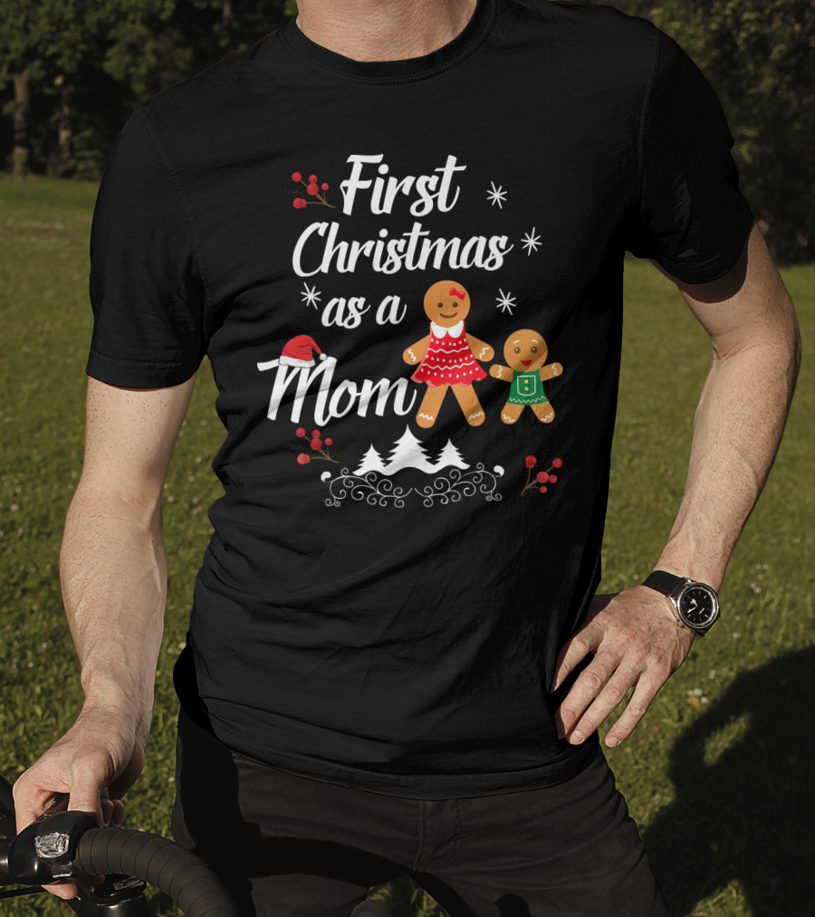 First Christmas As A Mom With Gingerbread Family And Santa Hat T-Shirt