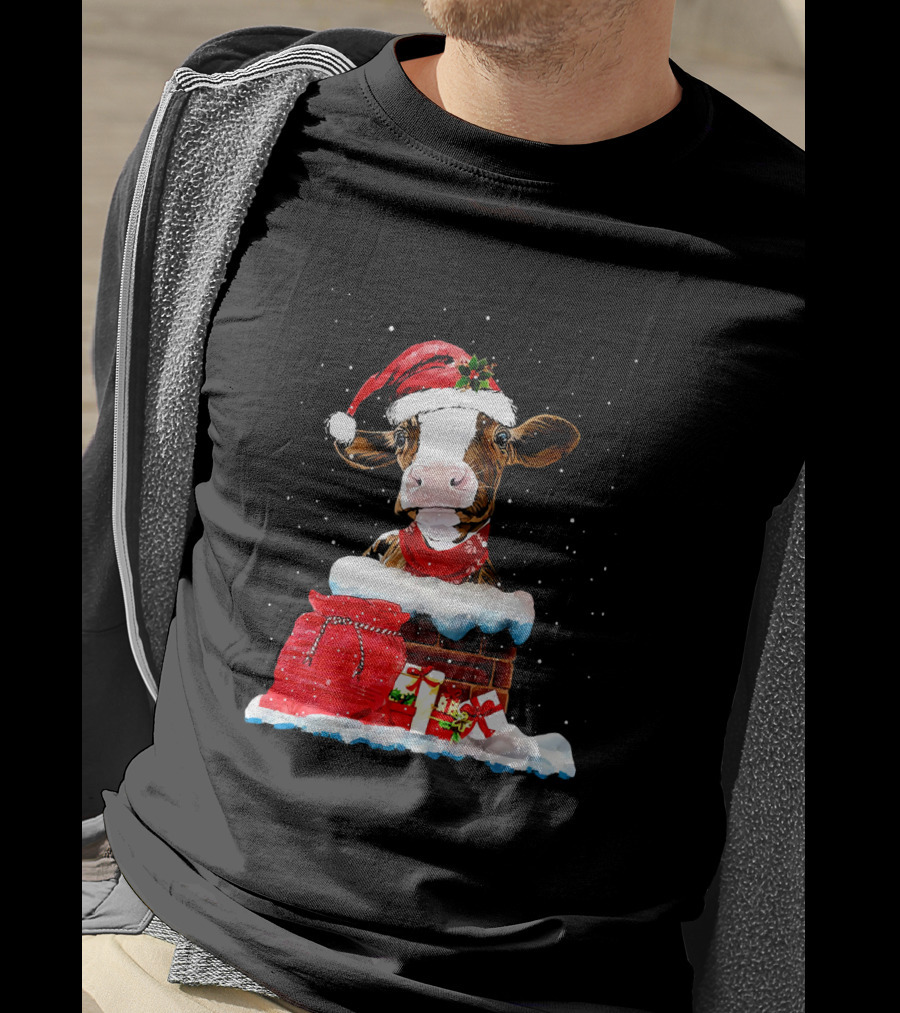 Cow With Santa Hat In Chimney And Christmas Gifts T-Shirt