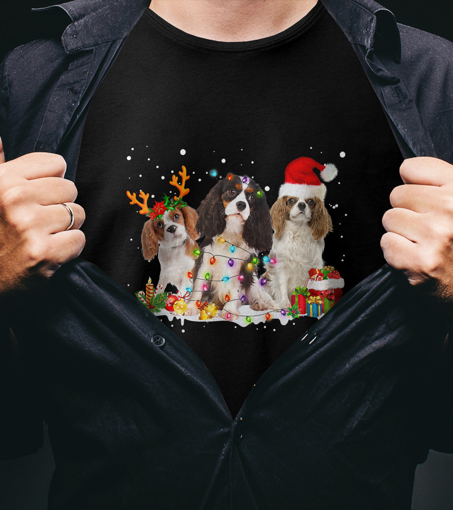 Cavalier King Charles Spaniel Festive Christmas Lights And Santa Hat Snow Scene T-Shirt