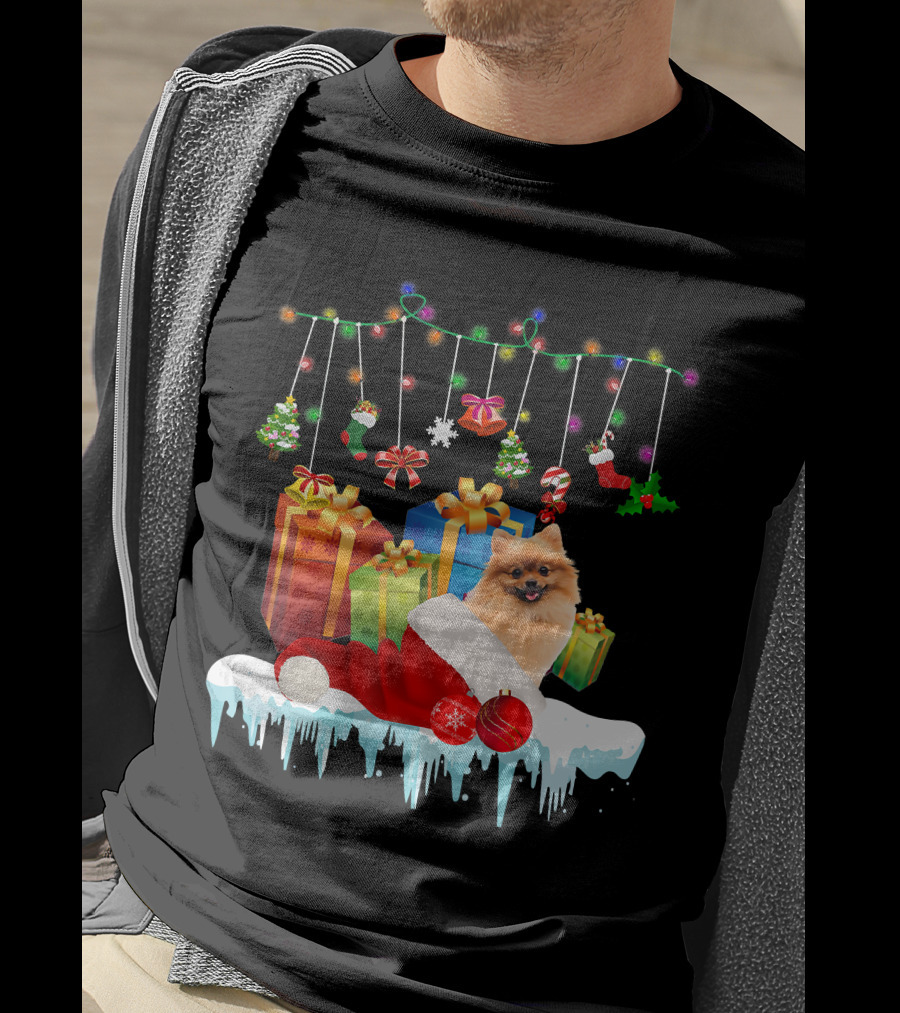 Pomeranian Santa Hat Surrounded By Christmas Gifts And Fairy Lights T-Shirt