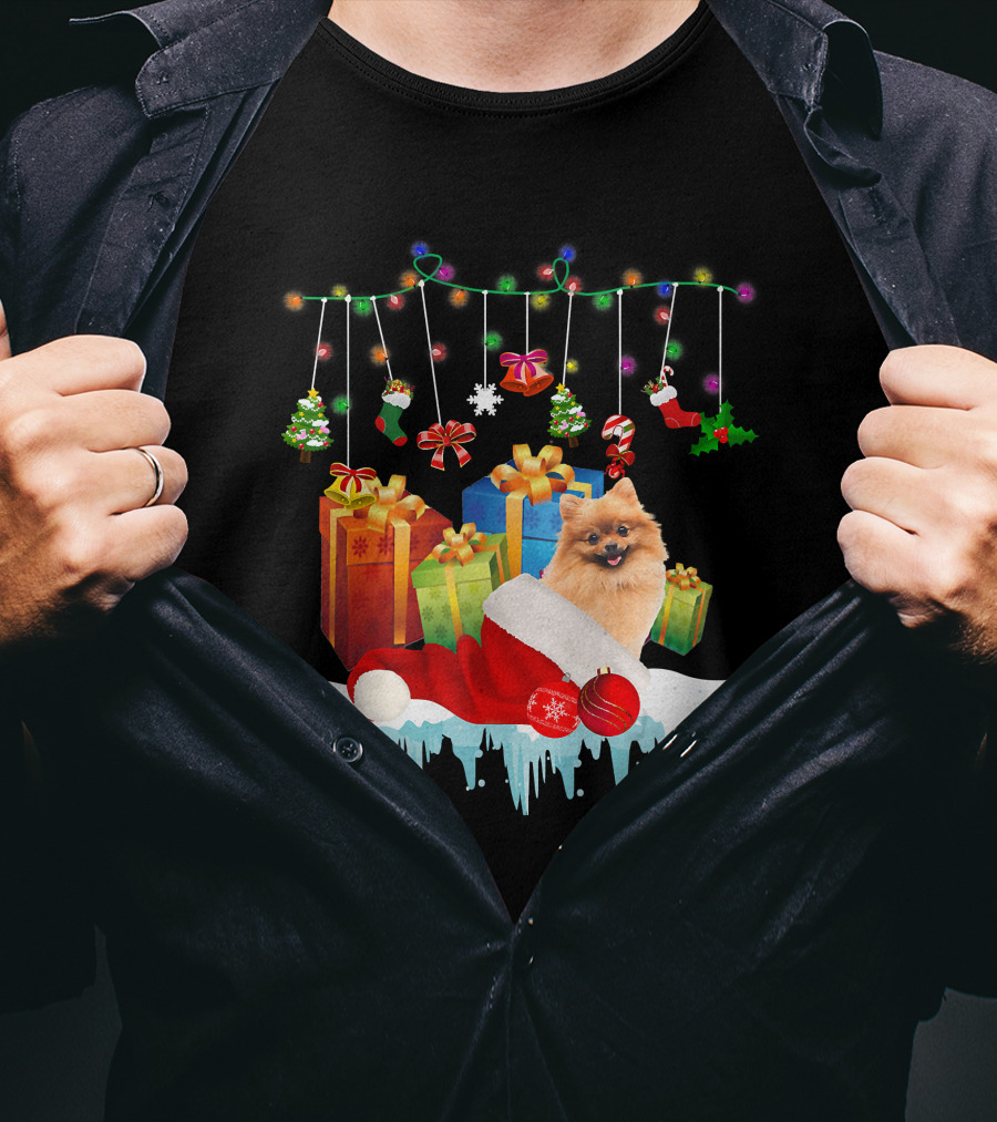 Pomeranian Santa Hat Surrounded By Christmas Gifts And Fairy Lights T-Shirt