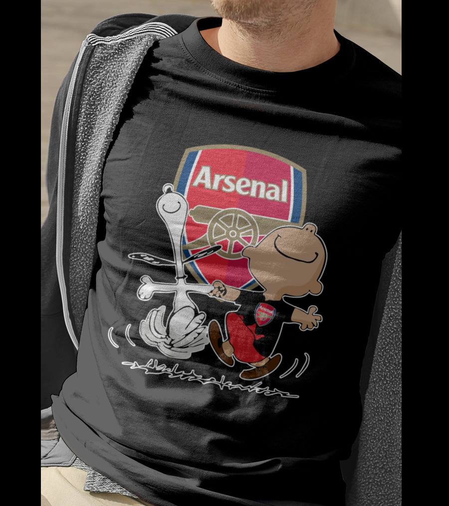Arsenal Football Club Snoopy Charlie Brown Dancing Badge T-Shirt
