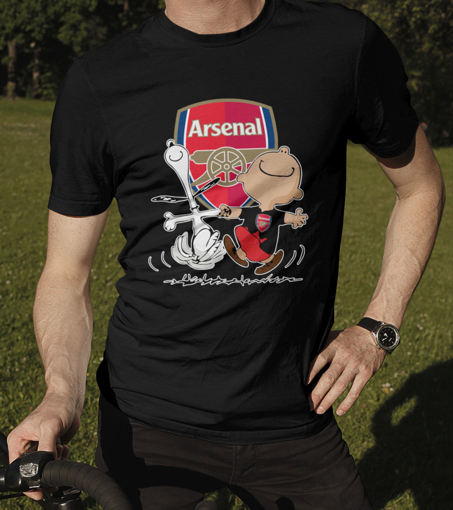 Arsenal Football Club Snoopy Charlie Brown Dancing Badge T-Shirt