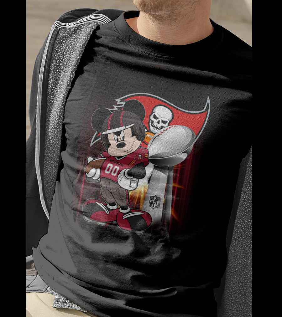 Mickey Buccaneers Nfl Super Bowl Trophy Football Fan Character With Logo And Skull T-Shirt